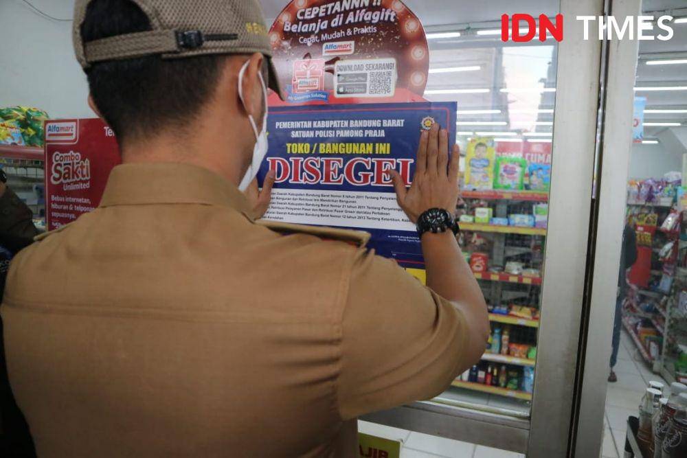 Bupati Bandung Barat Hengky Kurniawan menyegel mini market. (IDN Times/Bagus F)