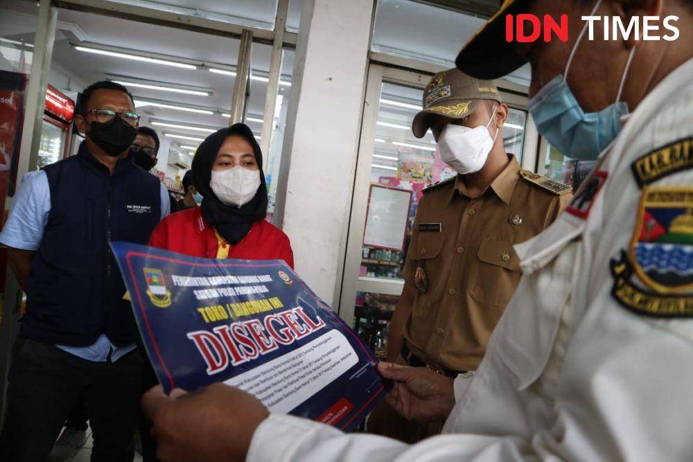 Bupati Bandung Barat Hengky Kurniawan menyegel mini market. (IDN Times/Bagus F)