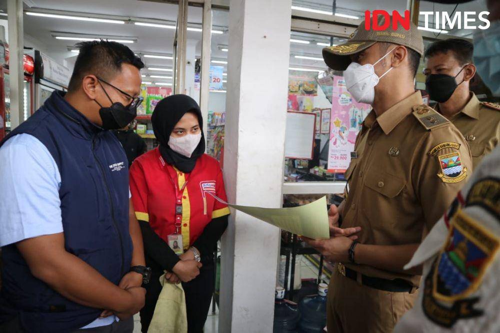 Bupati Bandung Barat Hengky Kurniawan menyegel mini market. (IDN Times/Bagus F)