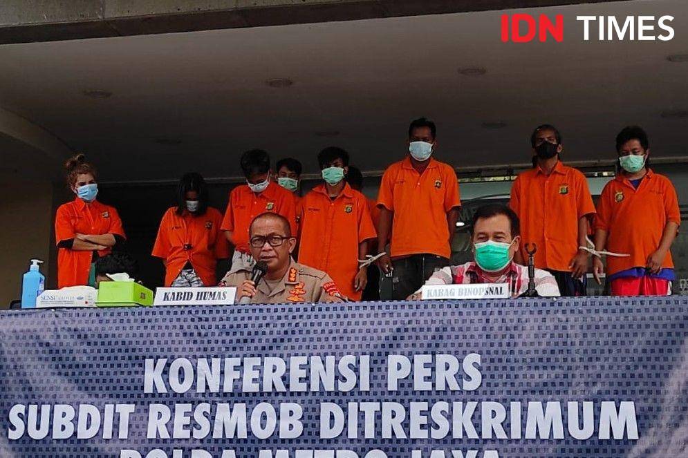 Polda Metro ungkap kasus penipuan hadiah uang Rp50 juta via SMS oleh 8 tersangka. (IDN Times/Irfan Fathurohman)