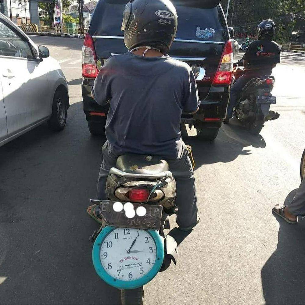 random di tempat umum (instagram.com/humorsantuy)