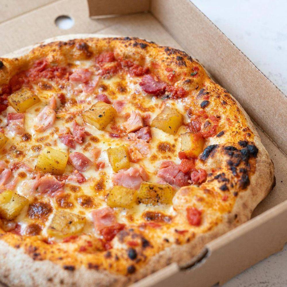 Hawaiian pizza (instagram.com/a__pesto)