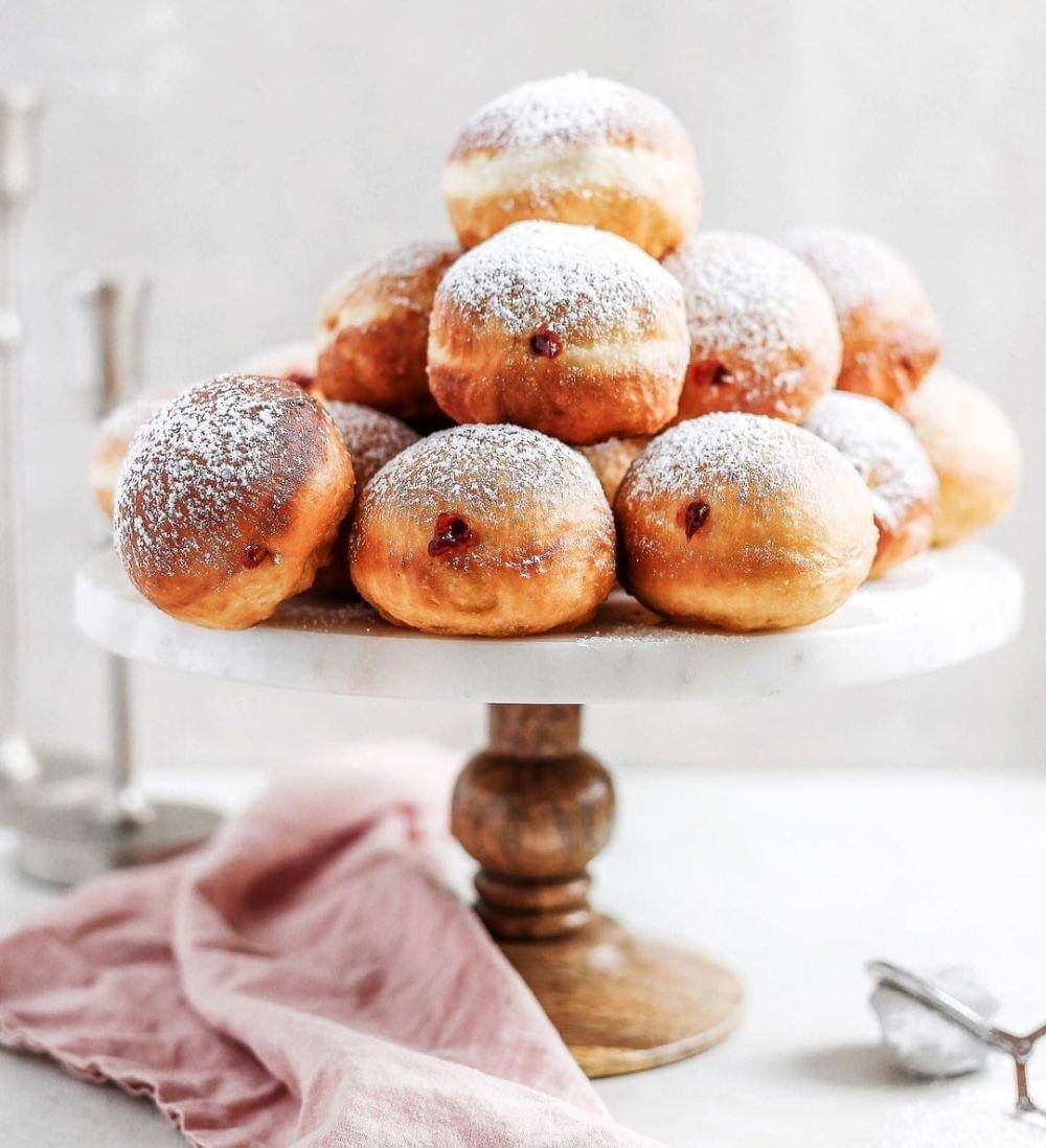 sufganiyah (instagram.com/frostingandfettuccine)