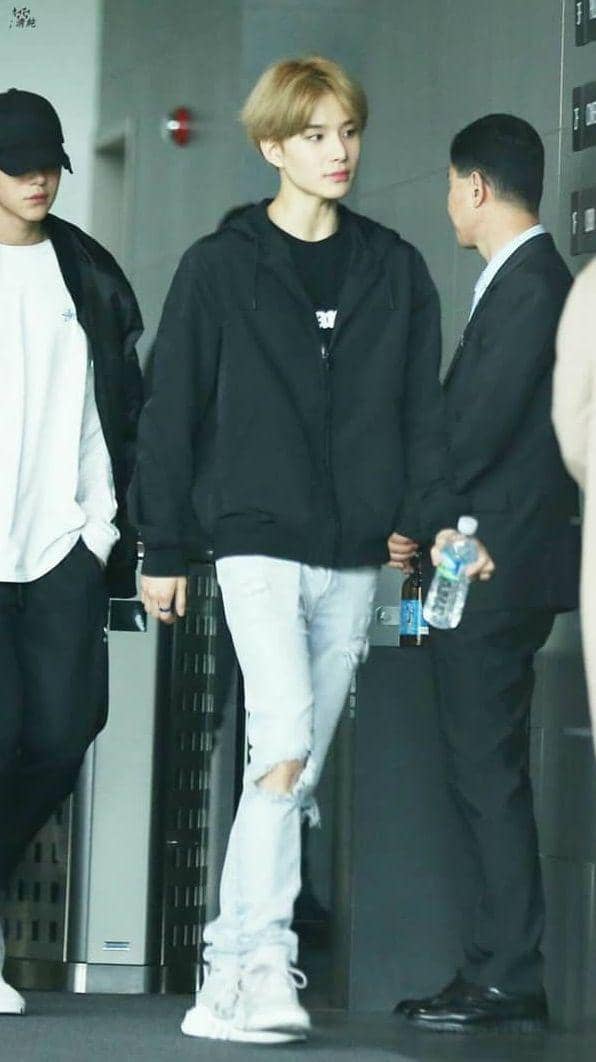 Outer Jungwoo NCT (instagram.com/nctunited00)