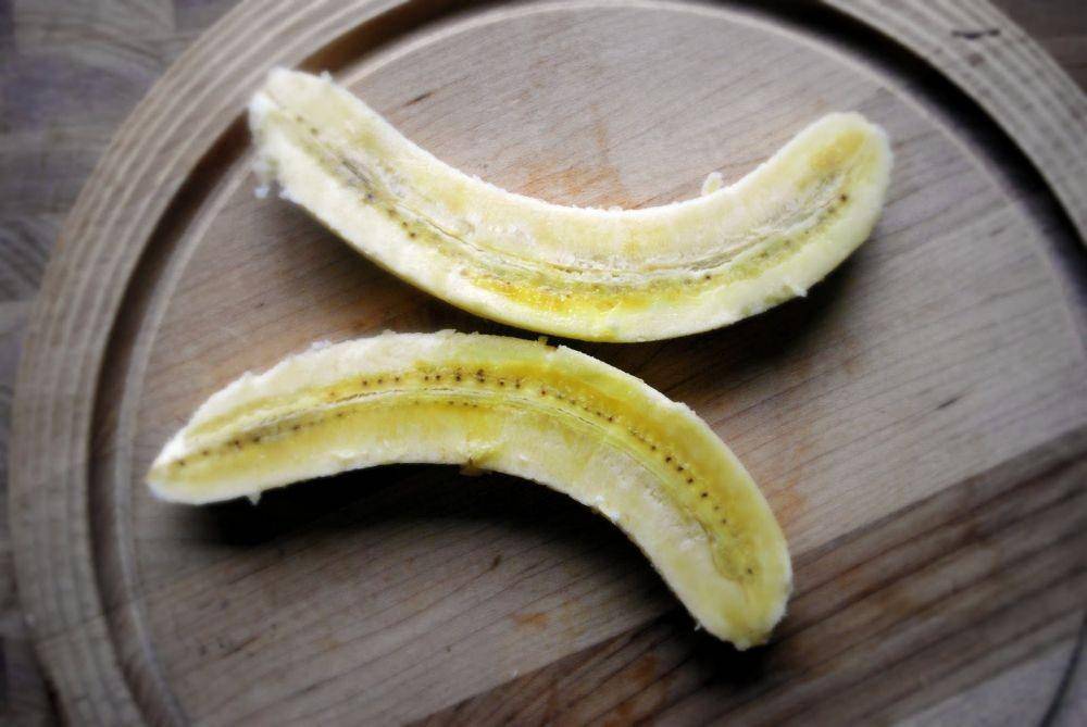 Ilustrasi memotong pisang (simplyscratch.com)
