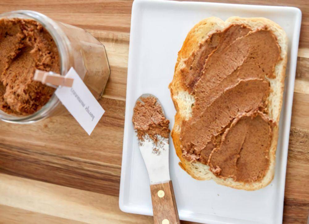 Ilustrasi roti yang dioles dengan campuran margarin dan gula merah (pagingsupermom.com)