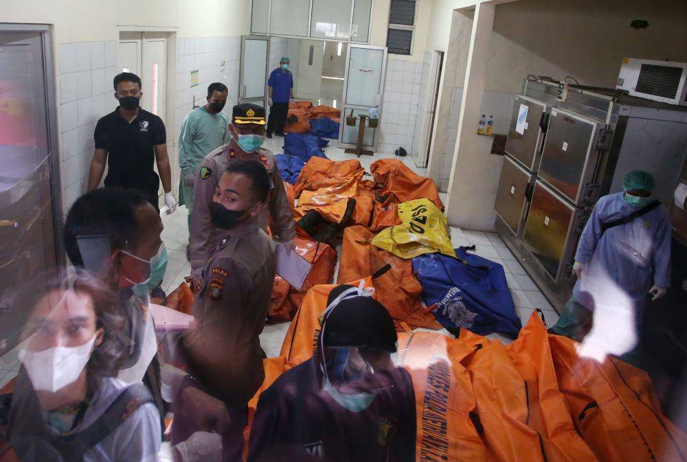 Petugas DOKPOL Mabes Polri melakukan identifiksi jenazah korban kebakaran lapas sebelum dibawa ke RS Kramat Jati di RSUD Kabupaten Tangerang, Tangerang, Banten, Rabu (8/9/2021). (ANTARA FOTO/Muhammad Iqbal)