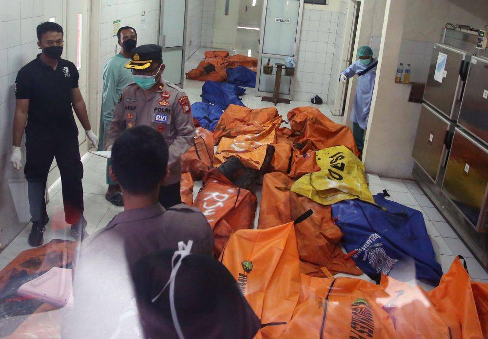 Petugas DOKPOL Mabes Polri melakukan identifiksi jenazah korban kebakaran lapas sebelum dibawa ke RS Kramat Jati di RSUD Kabupaten Tangerang, Tangerang, Banten, Rabu (8/9/2021). (ANTARA FOTO/Muhammad Iqbal)