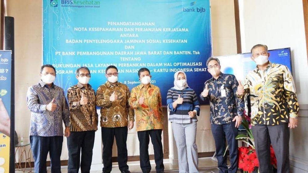 Penandatanganan nota kesepahaman antara BPJS Kesehatan dan Bank Pembangunan Daerah Jawa Barat dan Banten (Bank BJB) tentang Dukungan Jasa Layanan Perbankan Dalam Hal Optimalisasi Program Jaminan Kesehatan Nasional-Kartu Indonesia Sehat, di Bandung, Rabu (08/09). (Dok. BPJS Kesehatan)