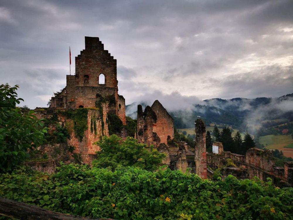 Burgruine Hochburg (instagram.com/der_burgschmitz)