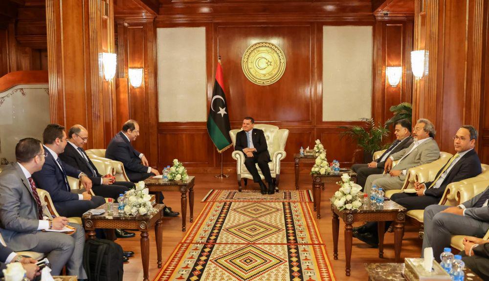 Perdan Menteri Libya, Abdul-Hamid Dbeibah saat menerima Kepala Intelijen Mesir, Abbas Kamel di Tripoli, Libya. (twitter.com/metesohtaoglu)
