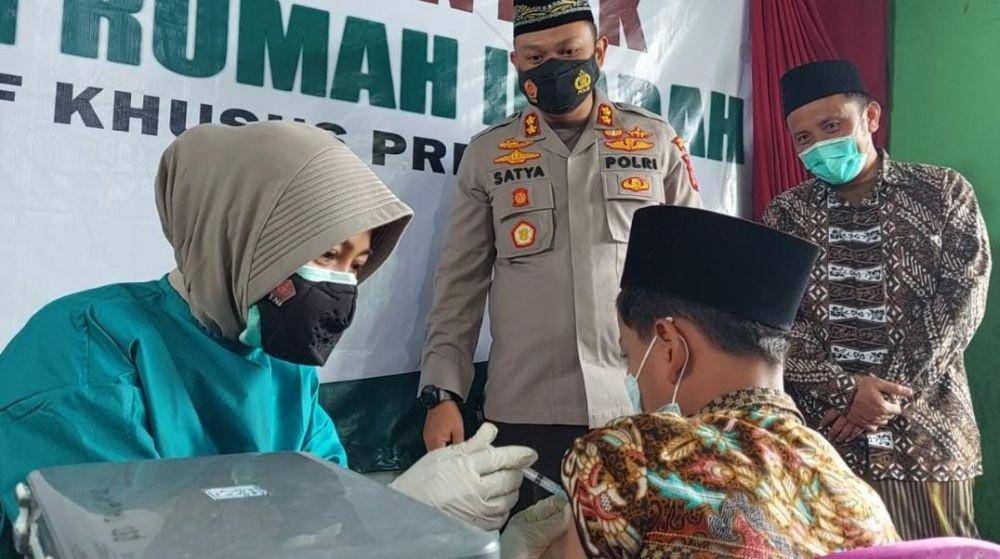 Vaksinasi Merdeka dosis pertama di Pondok Pesantren Bahrul Ulum Pelon Margodadi, Kecamatan Sumberejo Kabupaten Tanggamus, Selasa (7/9/2021). (IDN Times/Istimewa).