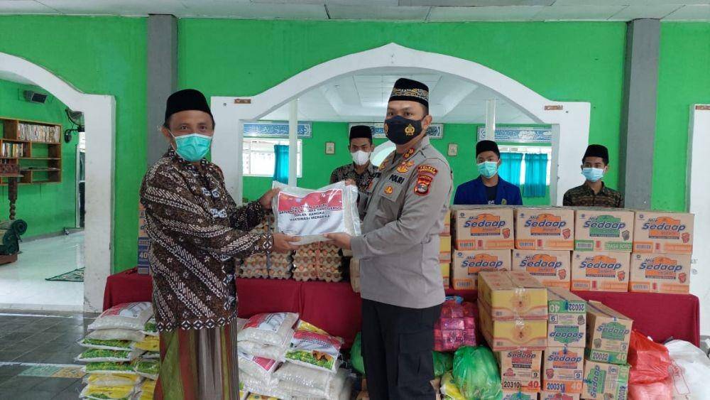 Vaksinasi Merdeka dosis pertama di Pondok Pesantren Bahrul Ulum Pelon Margodadi, Kecamatan Sumberejo Kabupaten Tanggamus, Selasa (7/9/2021). (IDN Times/Istimewa).