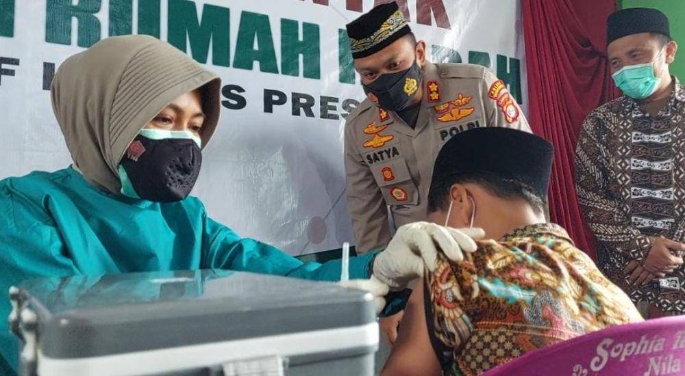 Vaksinasi Merdeka dosis pertama di Pondok Pesantren Bahrul Ulum Pelon Margodadi, Kecamatan Sumberejo Kabupaten Tanggamus, Selasa (7/9/2021). (IDN Times/Istimewa).