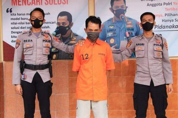 ZI (44), seorang oknum Kadus salah satu pekon di Kecamatan Pardasuka, Pringsewu diamankan petugas Satresnarkoba Polres Pringsewu (IDN Times/Pringsewu)
