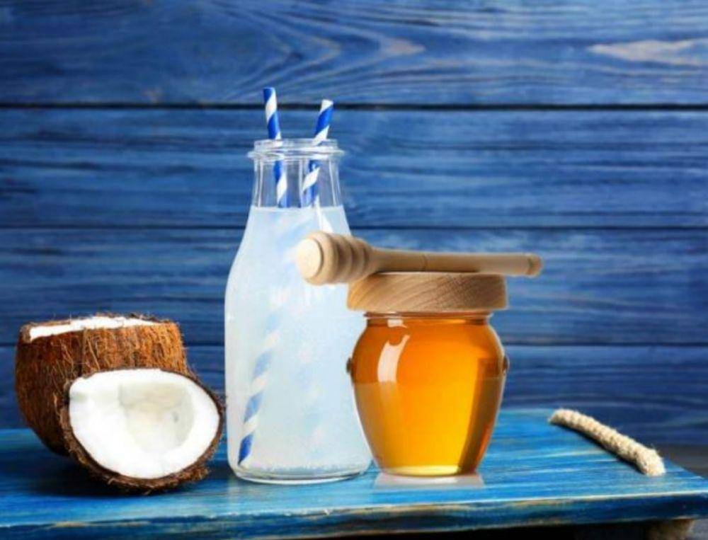 ilustrasi air kelapa muda dan madu (lifealth.com)