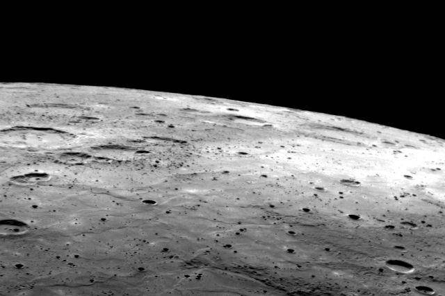 gambar permukaan planet Merkurius yang diambil oleh pesawat Messenger milik NASA (messenger.jhuapl.edu)