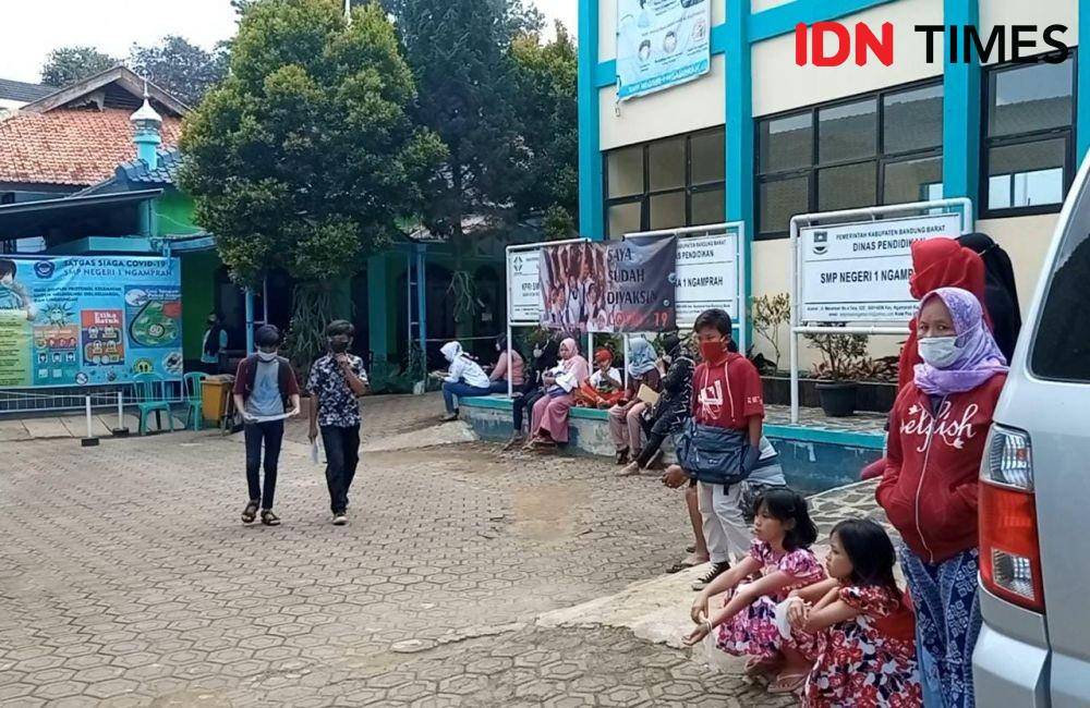 SMPN 1 Ngamprah menggelar vaksinasi massal bagi pelajar. (IDN Times/Bagus F)