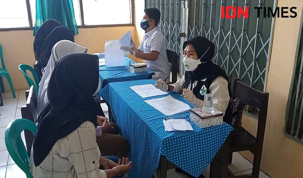 SMPN 1 Ngamprah menggelar vaksinasi untuk pelajar. (IDN Times/Bagus F)
