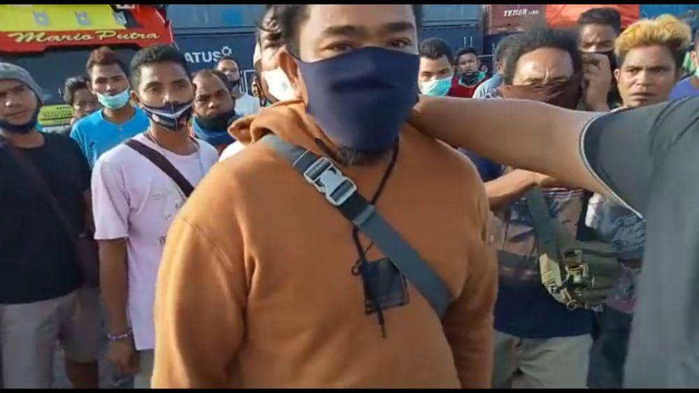 Terduga calo tiket KM Egon diamankan polisi IDN Times/Ahmad Viqi Wahyu Rizki