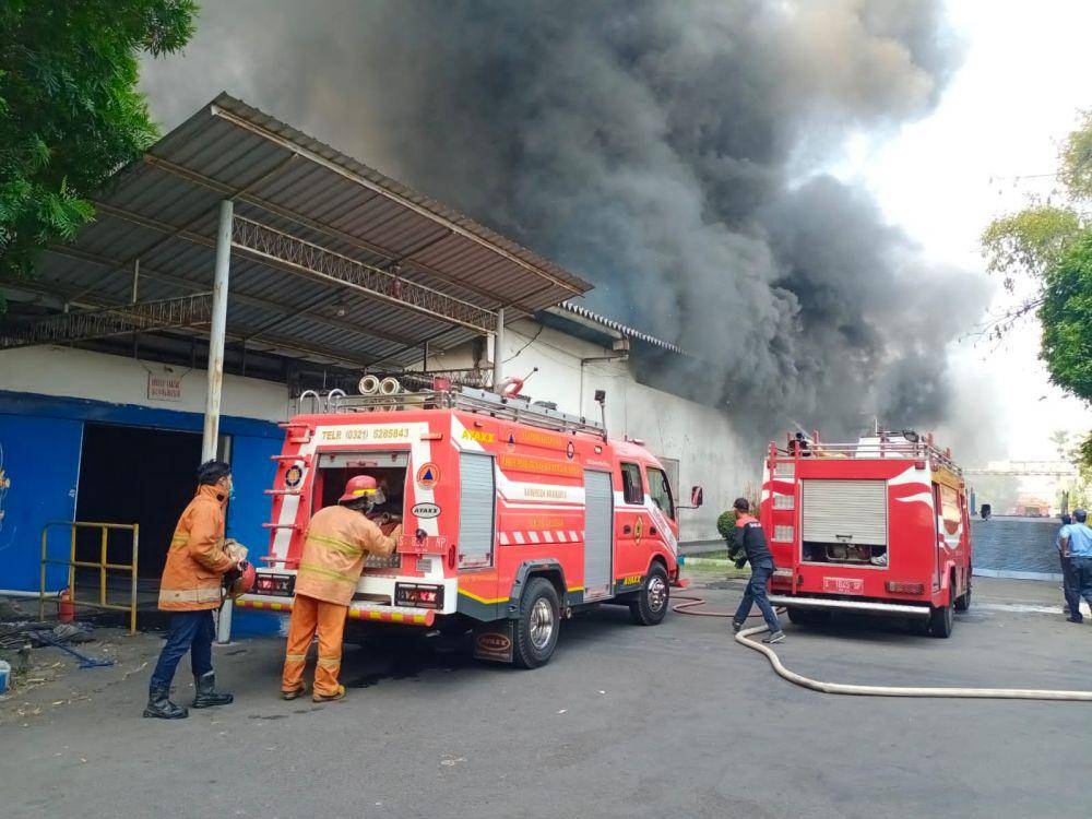 Proses pemadaman pabrik mertek.IDN Times/Moch Fad