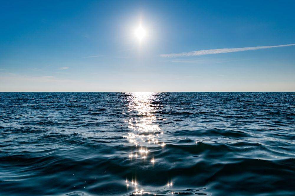 ilustrasi: biru laut dan langit, warna biru jarang tampil di alam (pixabay.com/Pexels)