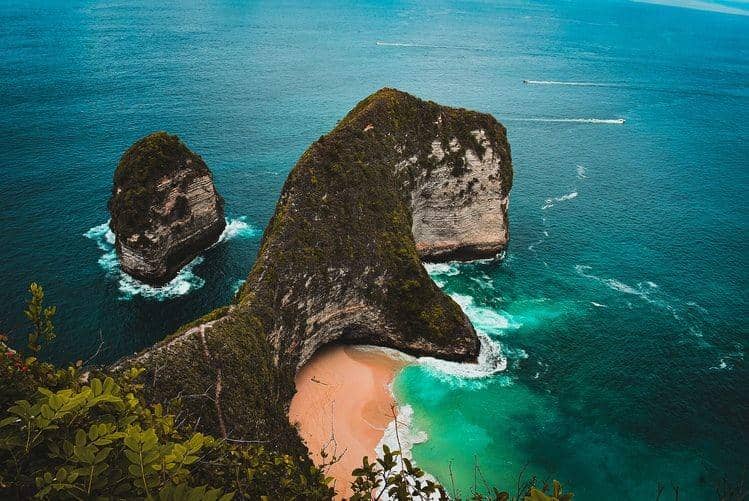 Nusa Penida (unsplash.com/Shravan Yelburgi)
