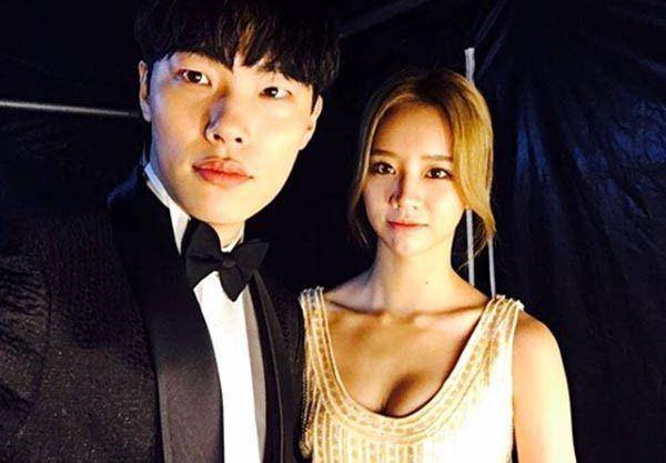 Ryu Jun Yeol dan Hyeri (hancinema.net)