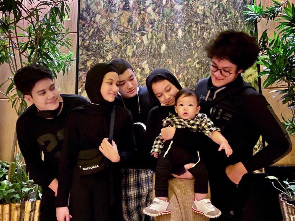 Adik Kesayangan, 10 Potret Putra Bungsu Fadlan Bersama para Kakak