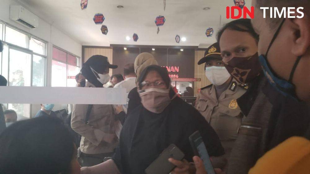 Keluarga Korban Kebakaran Lapas Tangerang mendatangi lokasi kebakaran pada Rabu (8/9/2021). (IDN Times/Muhammad Iqbal)