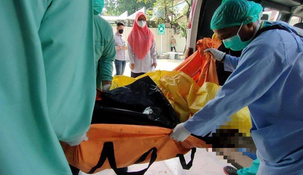 Petugas menurunkan kantong jenazah korban kebakaran lapas di RSUD Kabupaten Tangerang, Tangerang, Banten, Rabu (8/9/2021). (dok. IDN Times/Istimewa)