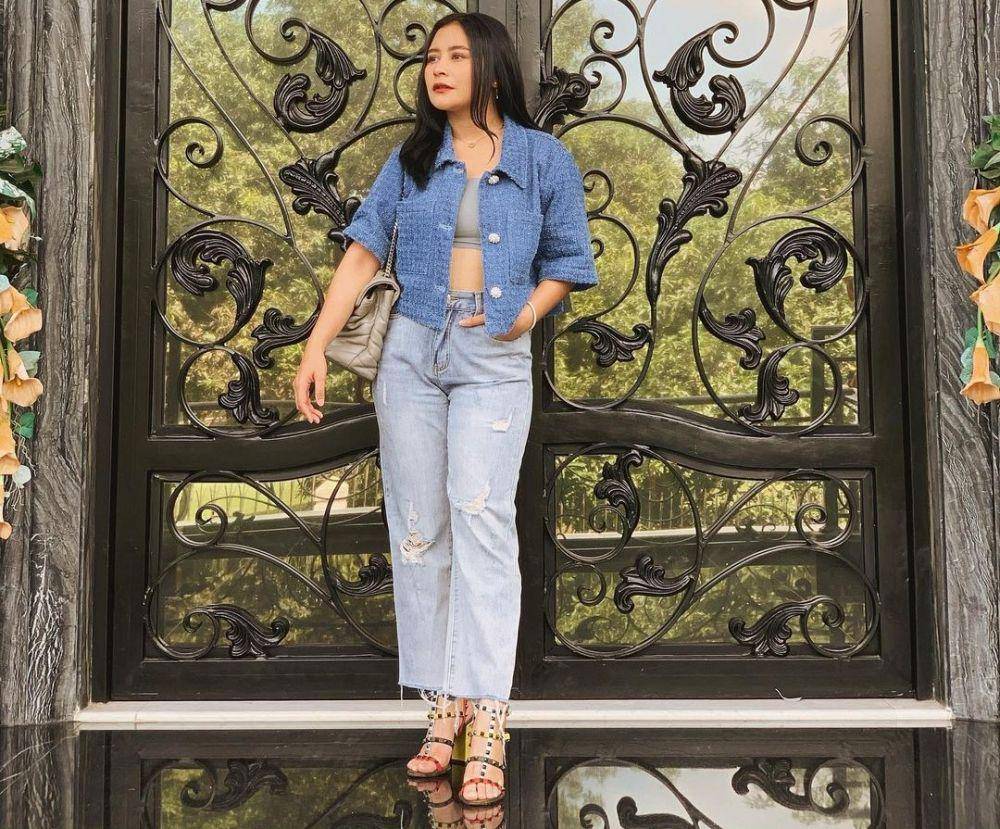 Priily tampak bersinar memakai outer biru (instagram.com/prillylatuconsina96)