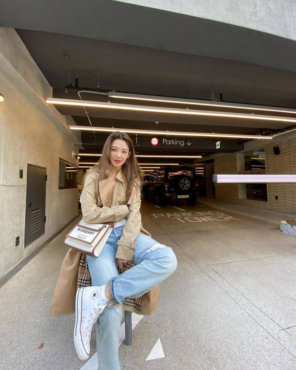 Celana jeans ala Hyeyeon SNSD (instagram.com/hyoyeon_x_x)