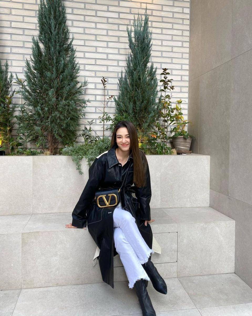 Celana jeans ala Hyeyeon SNSD (instagram.com/hyoyeon_x_x)