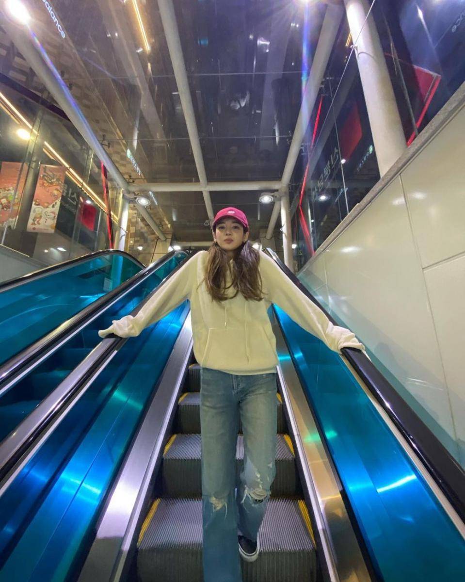 Celana jeans ala Hyeyeon SNSD (instagram.com/hyoyeon_x_x)
