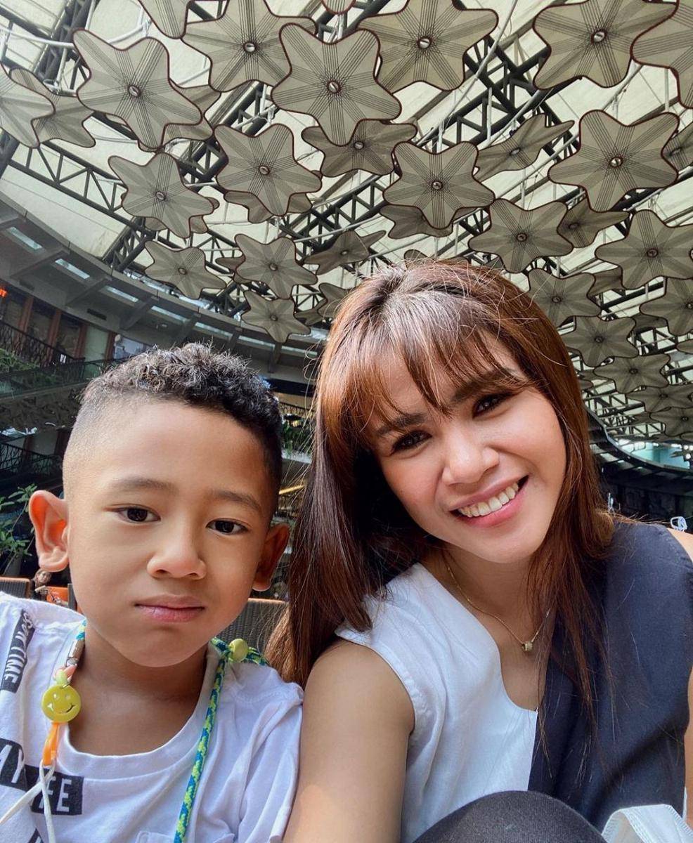 Kartika Wijaksana bersama anaknya, Eiichiro (instagram.com/kartikawijaksana)
