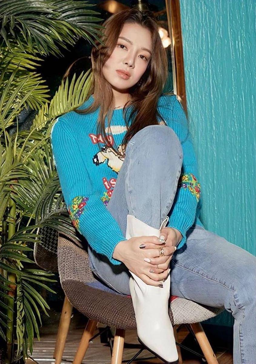 Celana jeans ala Hyeyeon SNSD (instagram.com/hyoyeon_x_x)