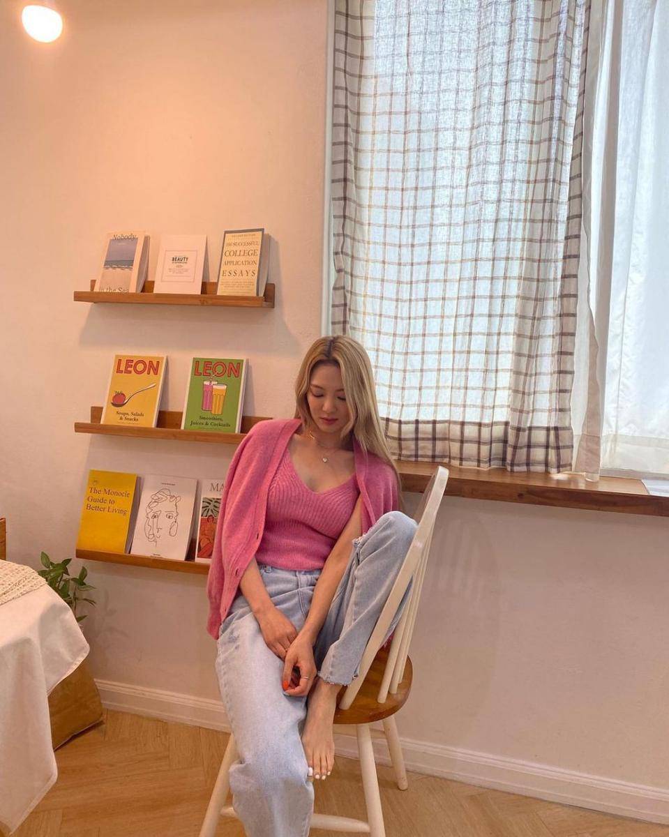 Celana jeans ala Hyeyeon SNSD (instagram.com/hyoyeon_x_x)