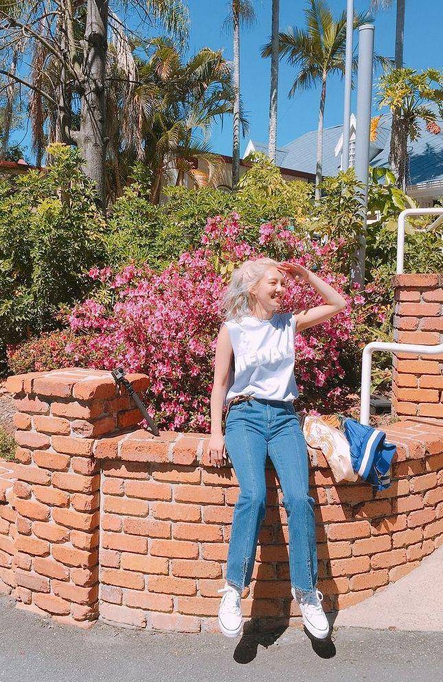 Celana jeans ala Hyeyeon SNSD (instagram.com/hyoyeon_x_x)