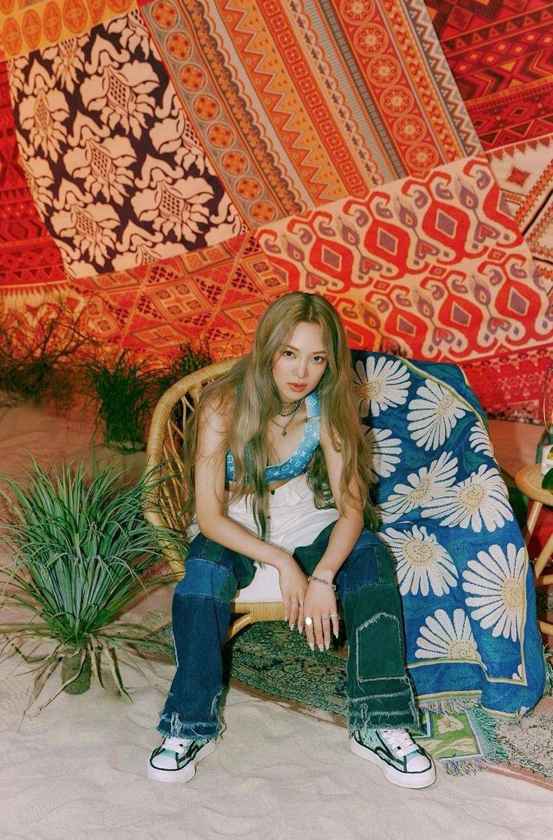 Celana jeans ala Hyeyeon SNSD (instagram.com/hyoyeon_x_x)