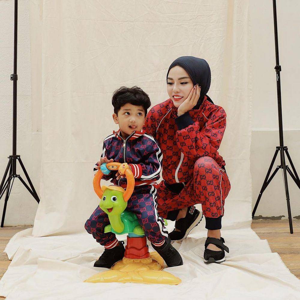 potret Medina Zein bersama anak keduanya, Syafi (instagram.com/medinazein)