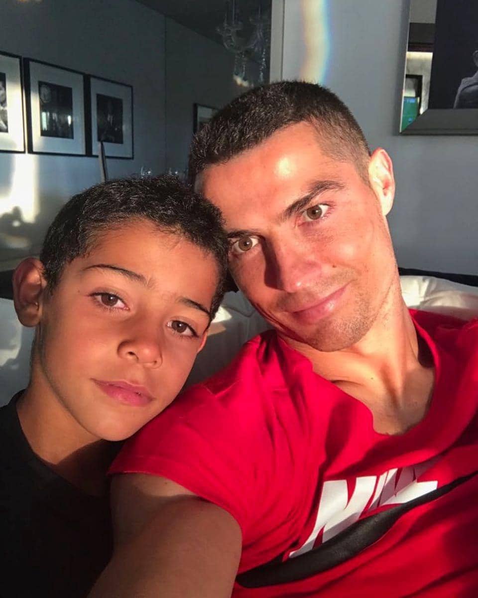 10 Potret Kekompakan Cristiano Ronaldo dengan Anak Sulungnya