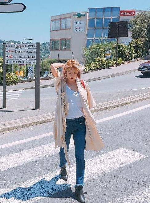 Celana jeans ala Hyeyeon SNSD (instagram.com/hyoyeon_x_x)