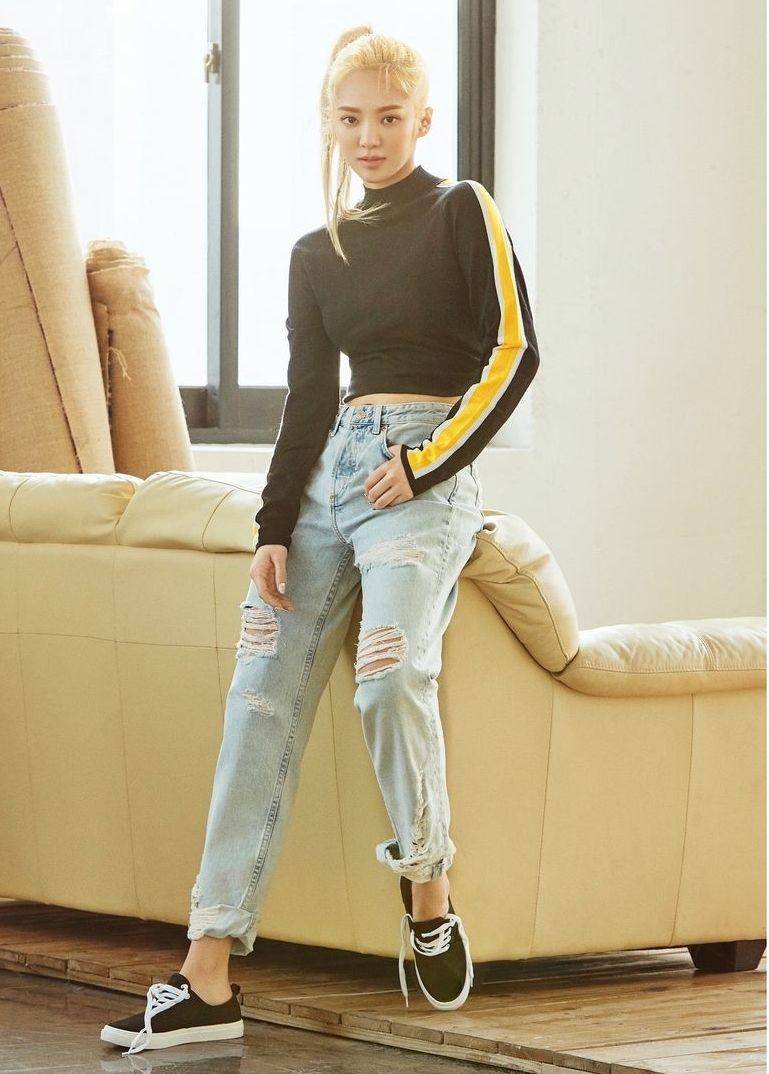 Celana jeans ala Hyeyeon SNSD (instagram.com/hyoyeon_x_x)