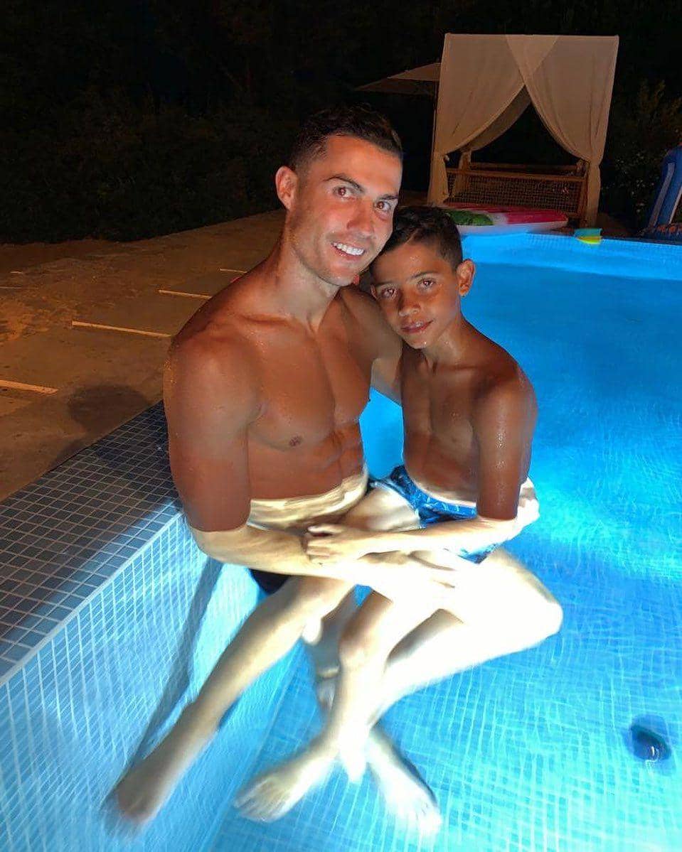 foto Cristiano Ronaldo dinner dan anak berenang bersama (instagram.com/cristiano)