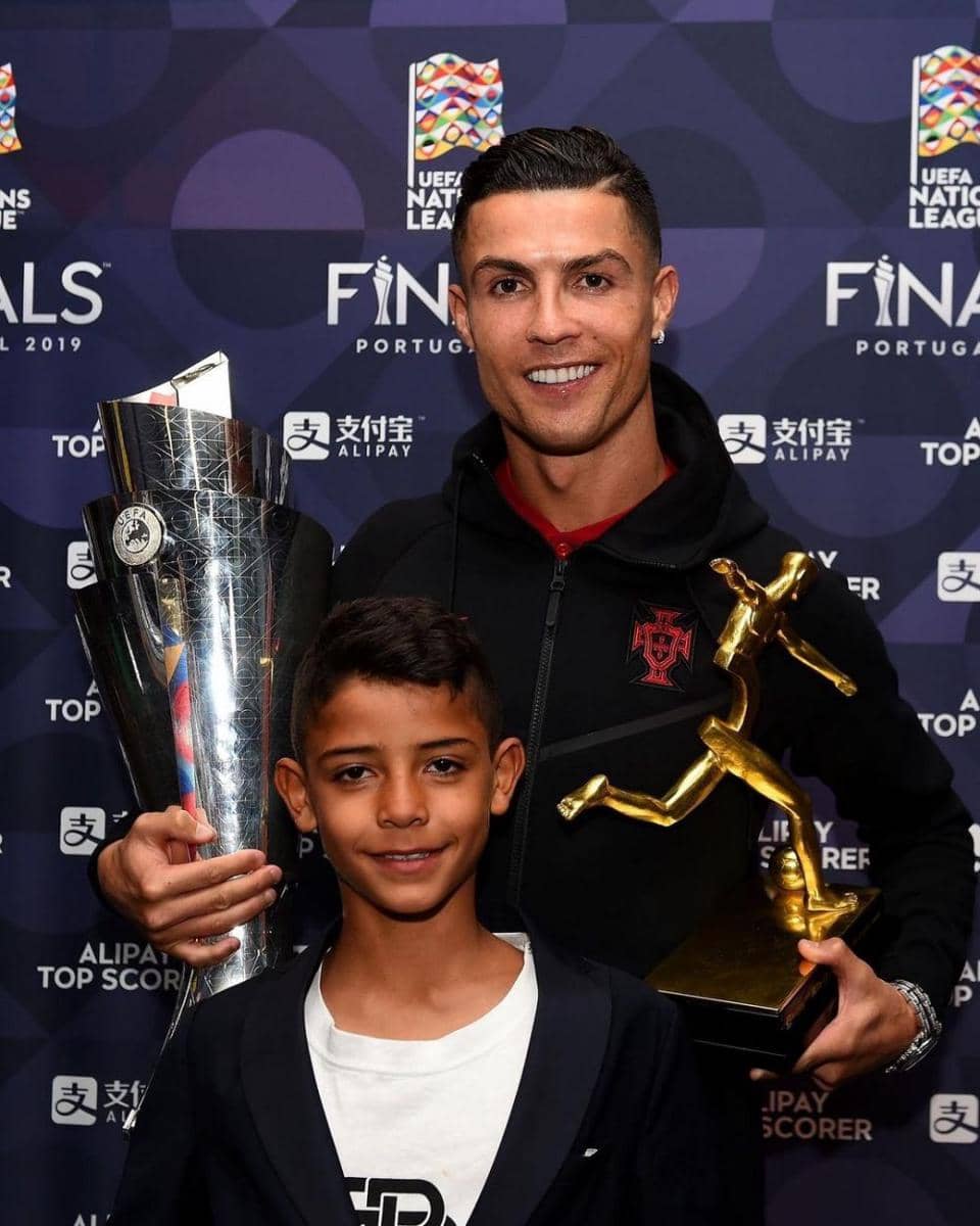 foto Cristiano Ronaldo dan anak saat memenangkan penghargaan (instagram.com/cristiano)