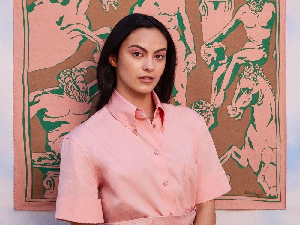 Ide backdrop foto ala Camila Mendes (instagram.com/camimendes)