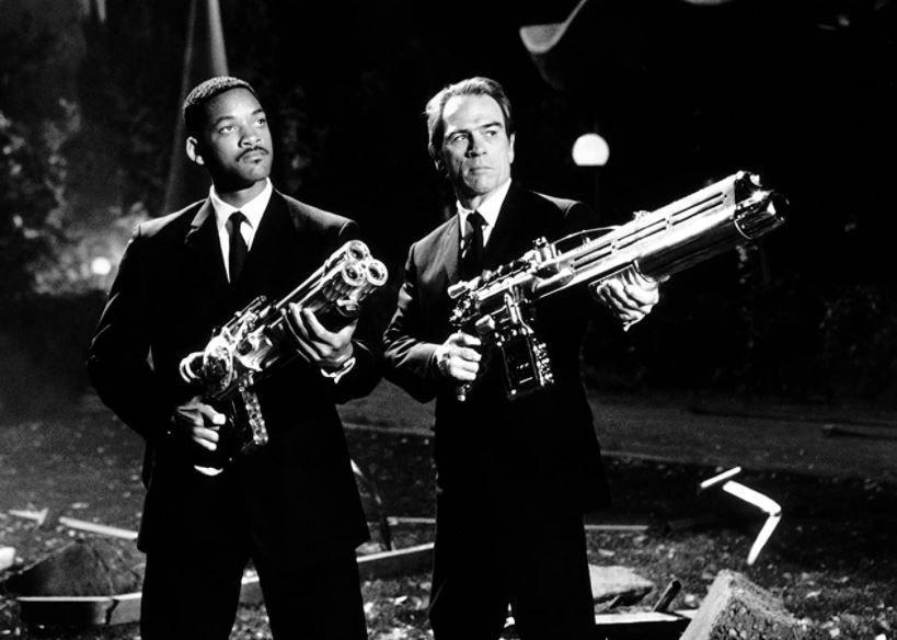 cuplikan Tommy Lee Jones dan Will Smith di film Men In Black (dok. Columbia Pictures)