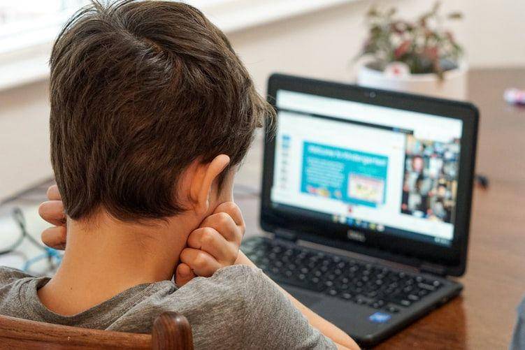 ilustrasi anak sedang sekolah online (unsplash.com/@thomascpark)