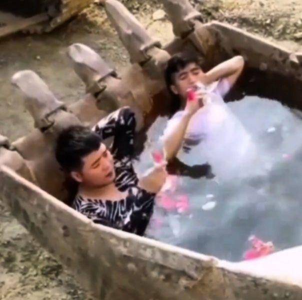 aksi kocak saat berendam (instagram.com/recehtapiviral)